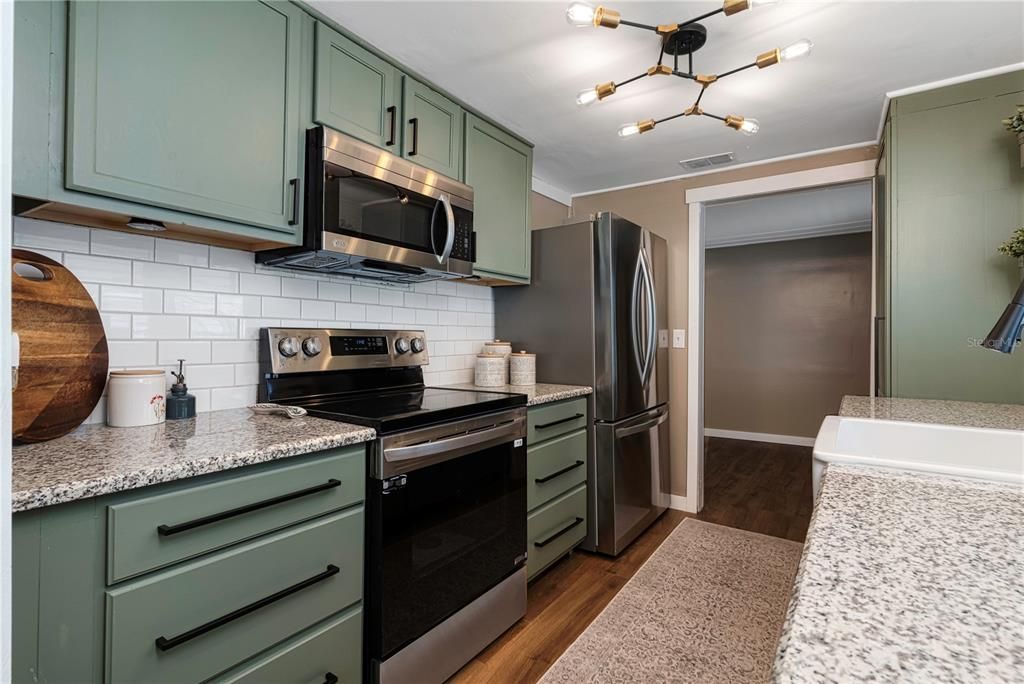 Active With Contract: $240,000 (2 beds, 1 baths, 706 Square Feet)