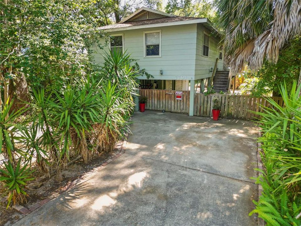 For Sale: $258,000 (2 beds, 1 baths, 992 Square Feet)