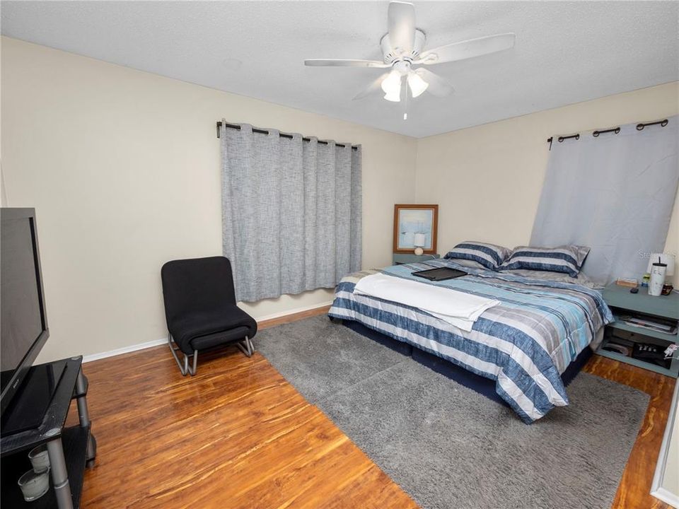 For Sale: $258,000 (2 beds, 1 baths, 992 Square Feet)
