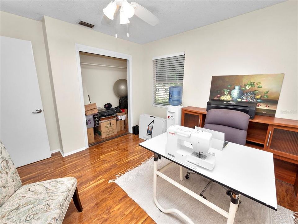 Active With Contract: $258,000 (2 beds, 1 baths, 992 Square Feet)