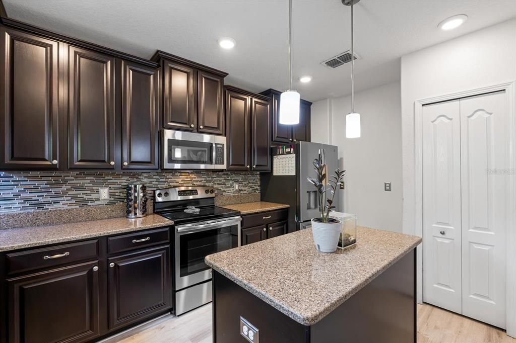 Active With Contract: $358,900 (3 beds, 2 baths, 1687 Square Feet)