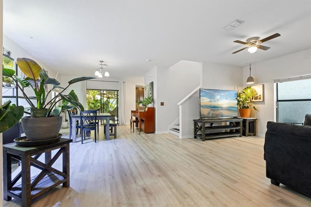 Active With Contract: $358,900 (3 beds, 2 baths, 1687 Square Feet)