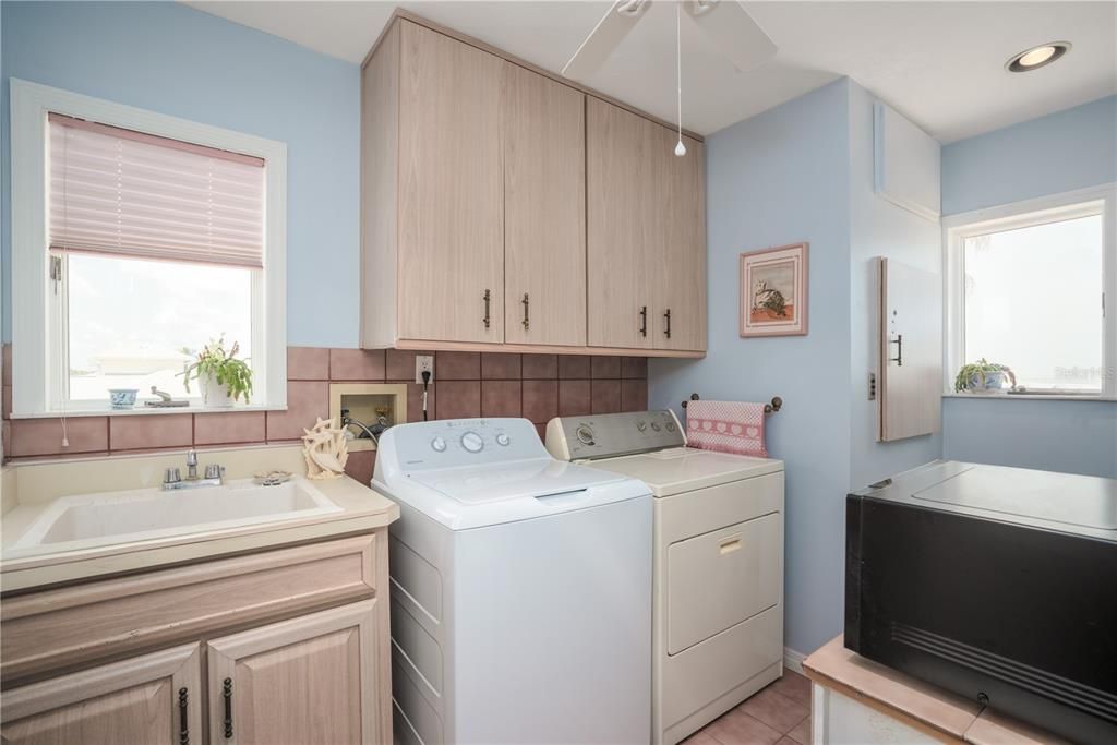 Laundry room with sink