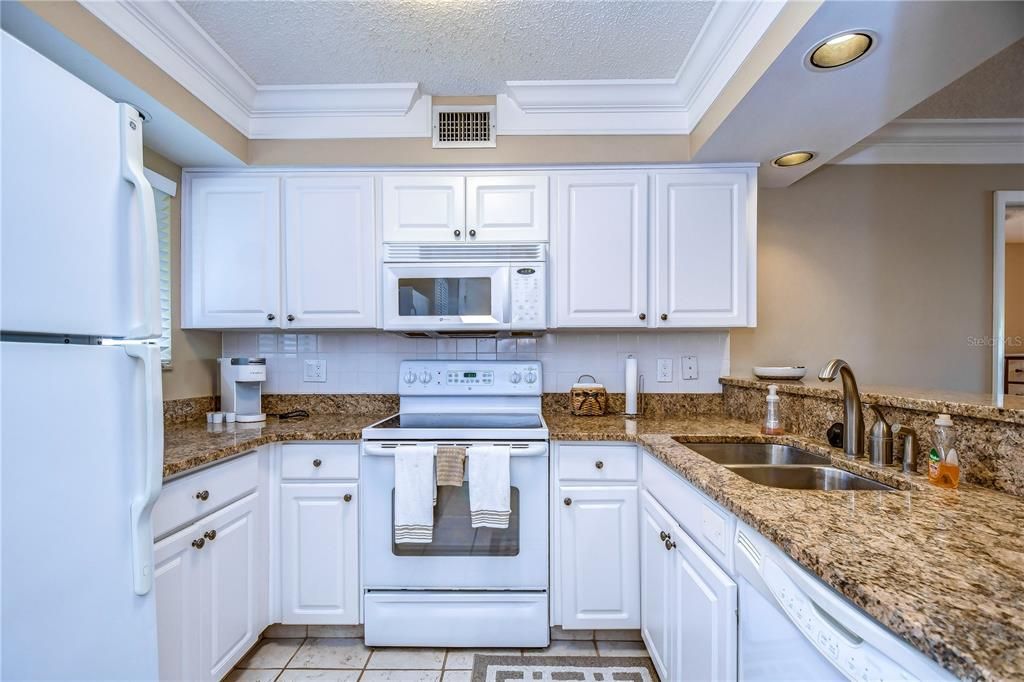 For Sale: $335,450 (2 beds, 2 baths, 1096 Square Feet)