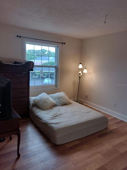 For Sale: $167,000 (1 beds, 1 baths, 703 Square Feet)