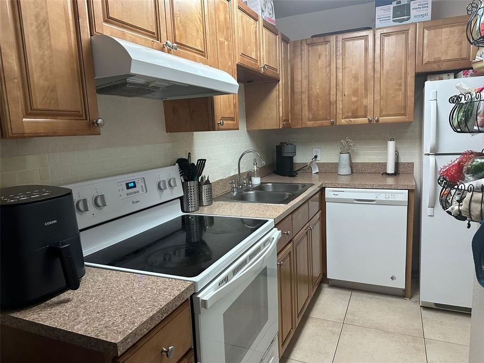 For Sale: $167,000 (1 beds, 1 baths, 703 Square Feet)