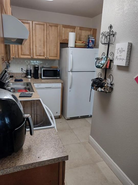 For Sale: $167,000 (1 beds, 1 baths, 703 Square Feet)