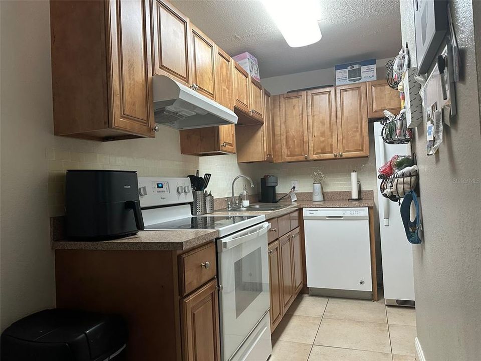 For Sale: $167,000 (1 beds, 1 baths, 703 Square Feet)