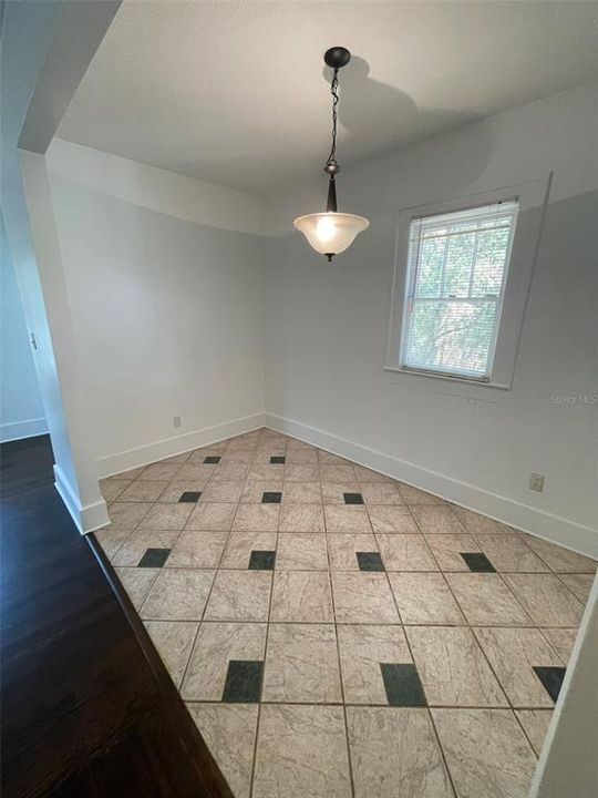 Active With Contract: $1,875 (2 beds, 1 baths, 1019 Square Feet)