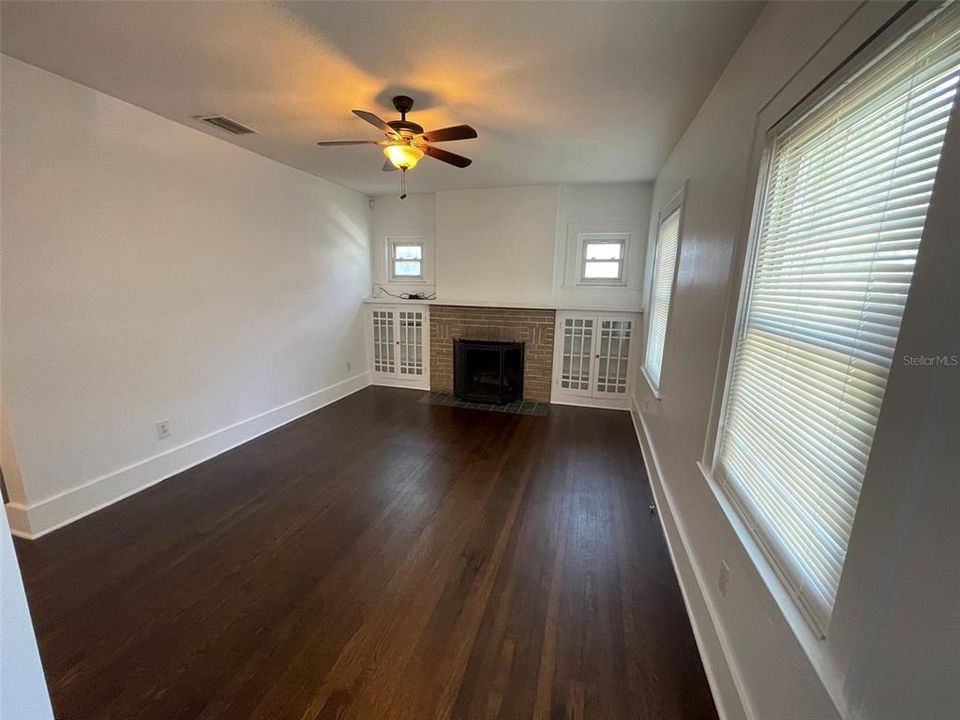 Active With Contract: $1,875 (2 beds, 1 baths, 1019 Square Feet)
