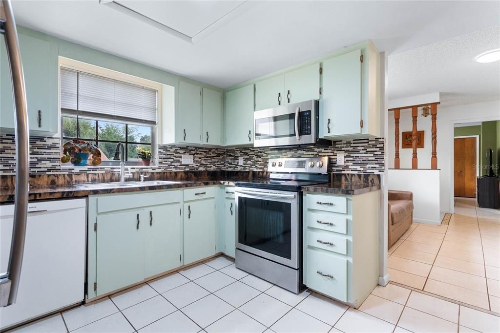 For Sale: $264,000 (2 beds, 2 baths, 1204 Square Feet)