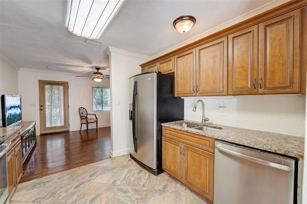 Active With Contract: $265,900 (2 beds, 1 baths, 848 Square Feet)