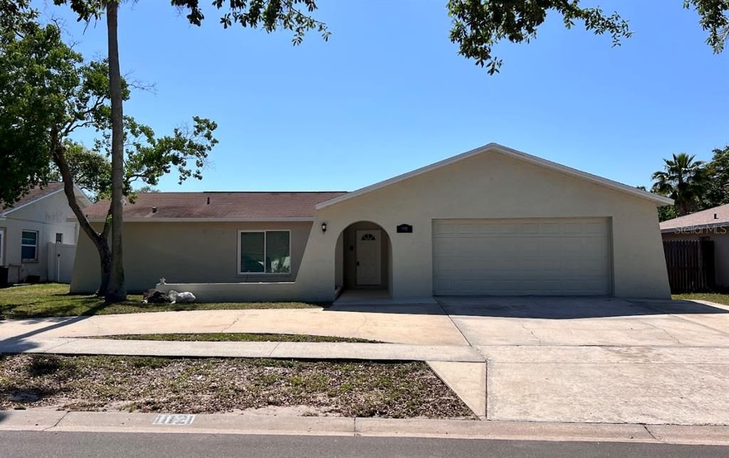 For Sale: $299,900 (4 beds, 2 baths, 1634 Square Feet)