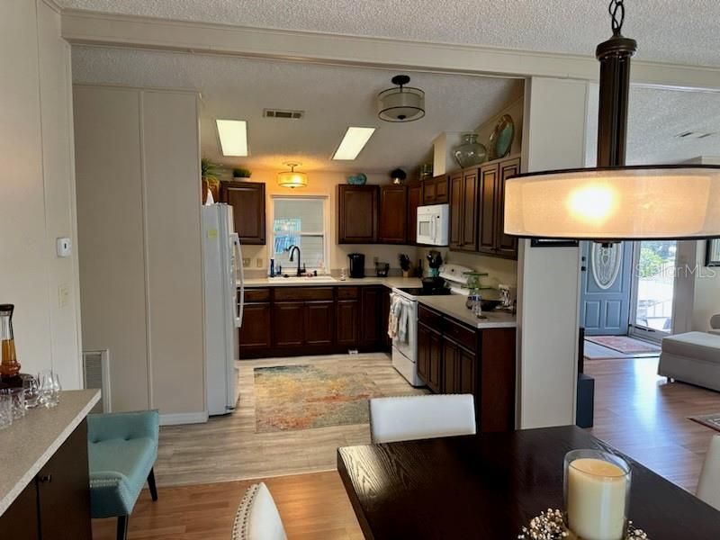 For Sale: $193,200 (2 beds, 2 baths, 1352 Square Feet)