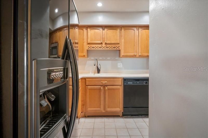 For Rent: $2,300 (2 beds, 1 baths, 853 Square Feet)