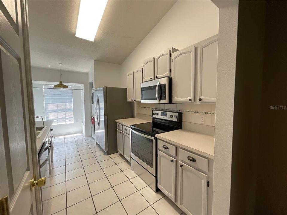 For Sale: $195,500 (2 beds, 2 baths, 872 Square Feet)