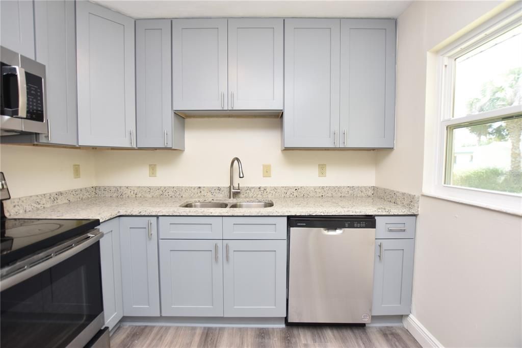 Active With Contract: $1,550 (3 beds, 1 baths, 1410 Square Feet)