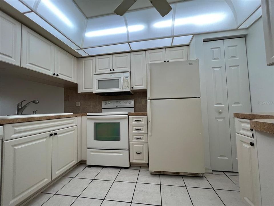 For Sale: $190,000 (2 beds, 2 baths, 1110 Square Feet)
