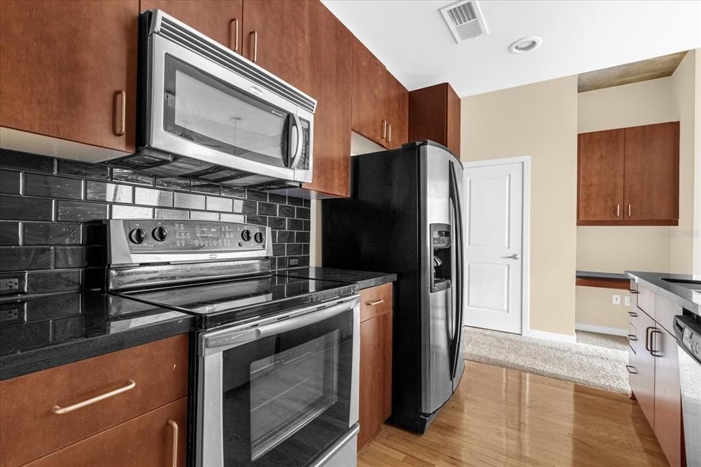 For Sale: $254,900 (1 beds, 1 baths, 715 Square Feet)