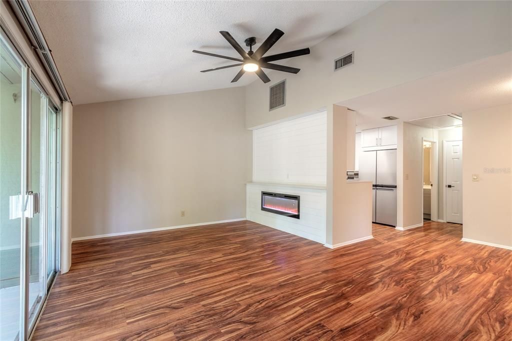 Active With Contract: $227,000 (2 beds, 2 baths, 1309 Square Feet)