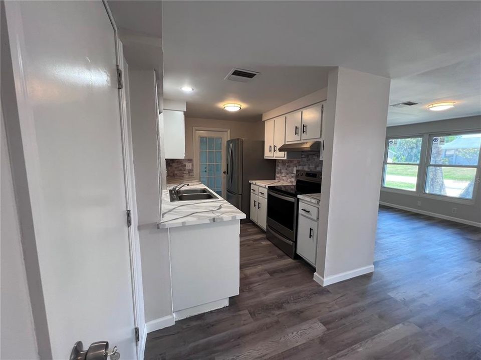 For Sale: $285,000 (2 beds, 2 baths, 920 Square Feet)