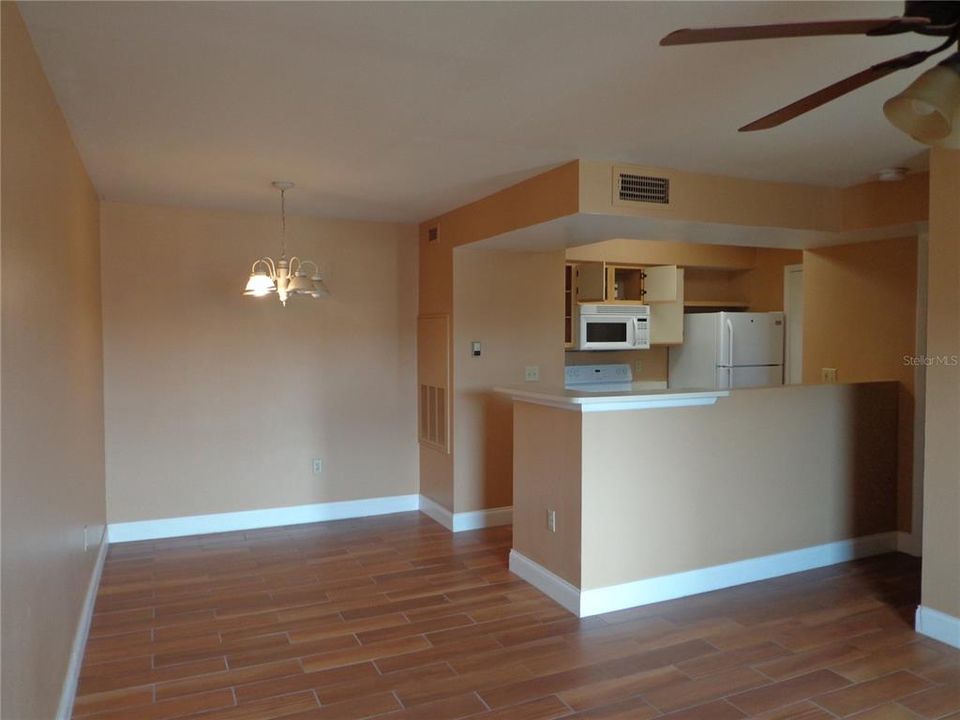For Rent: $1,350 (1 beds, 1 baths, 661 Square Feet)