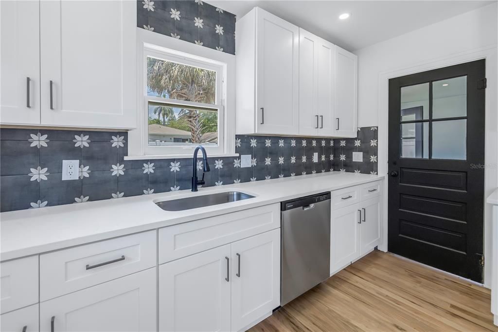 Active With Contract: $329,900 (2 beds, 1 baths, 909 Square Feet)