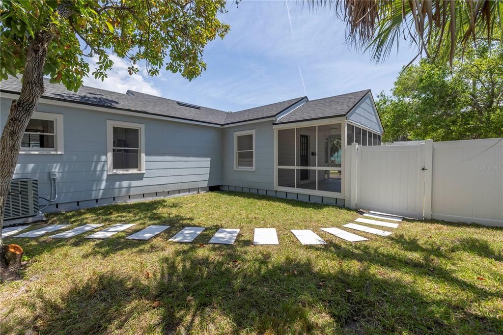 Active With Contract: $329,900 (2 beds, 1 baths, 909 Square Feet)
