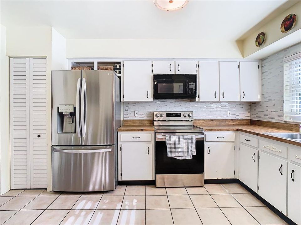 Recently Sold: $450,000 (3 beds, 2 baths, 1598 Square Feet)