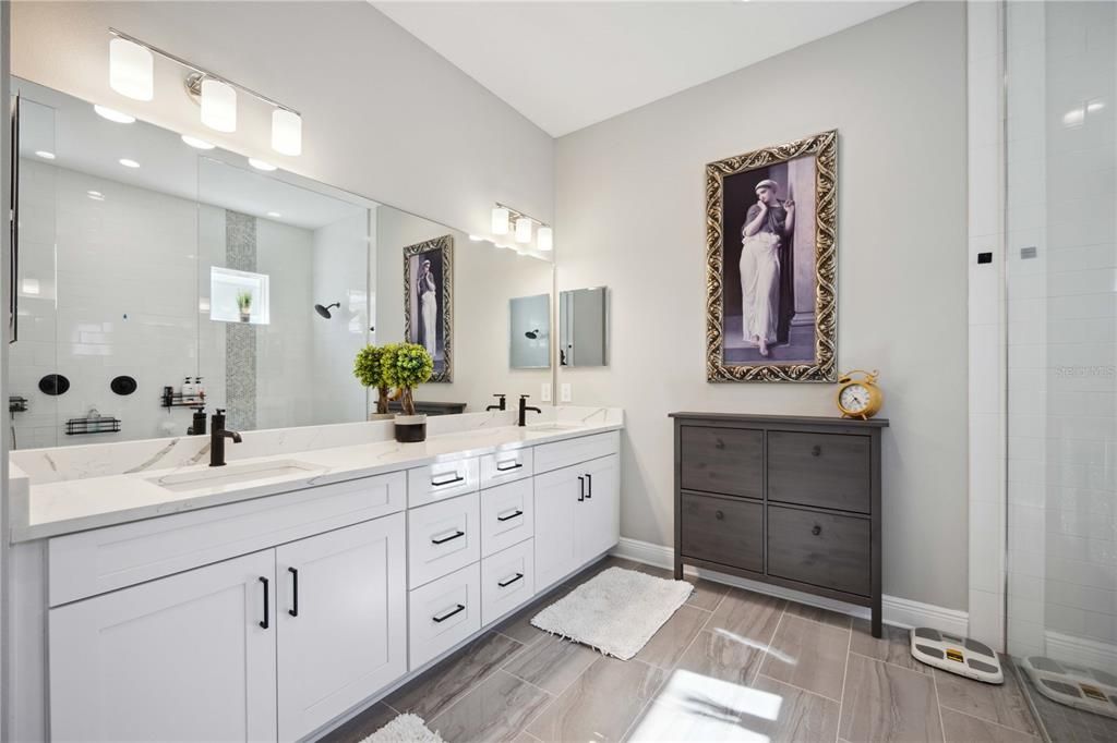 Dual sinks bedroom en suite