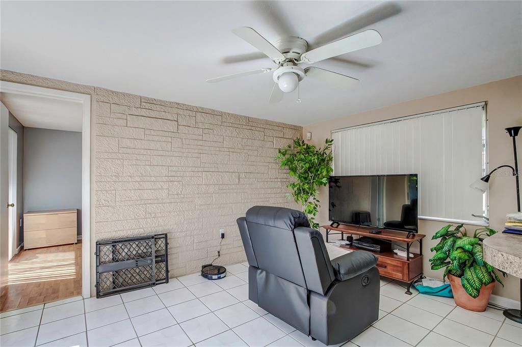 For Sale: $320,000 (3 beds, 1 baths, 1592 Square Feet)