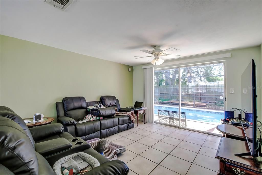 For Sale: $320,000 (3 beds, 1 baths, 1592 Square Feet)