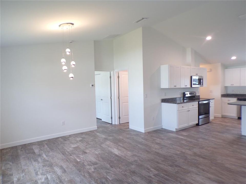 For Rent: $2,400 (3 beds, 2 baths, 2121 Square Feet)