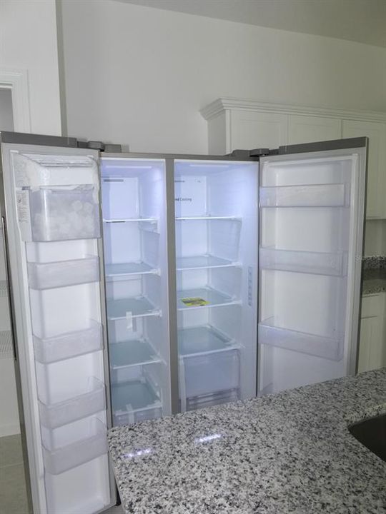 Double door refrigerator