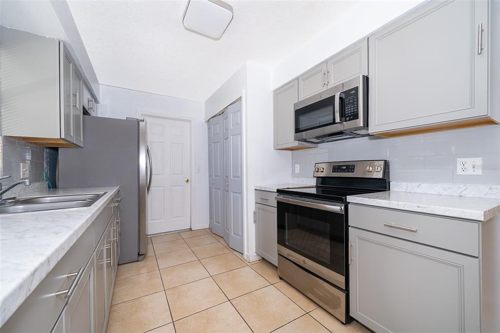 Active With Contract: $349,900 (3 beds, 2 baths, 1120 Square Feet)