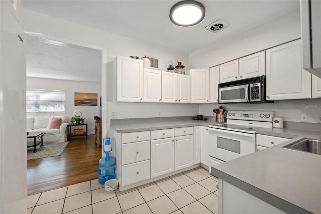 For Sale: $675,000 (2 beds, 2 baths, 1275 Square Feet)