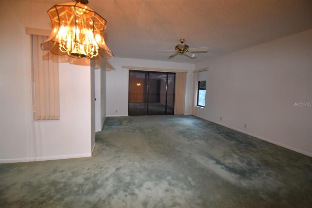 For Sale: $183,900 (2 beds, 2 baths, 1111 Square Feet)
