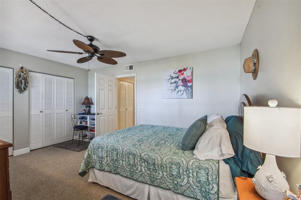 For Sale: $335,000 (2 beds, 2 baths, 1220 Square Feet)