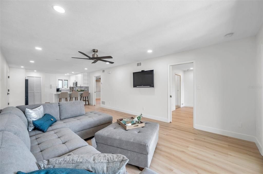 For Sale: $385,000 (2 beds, 2 baths, 1096 Square Feet)