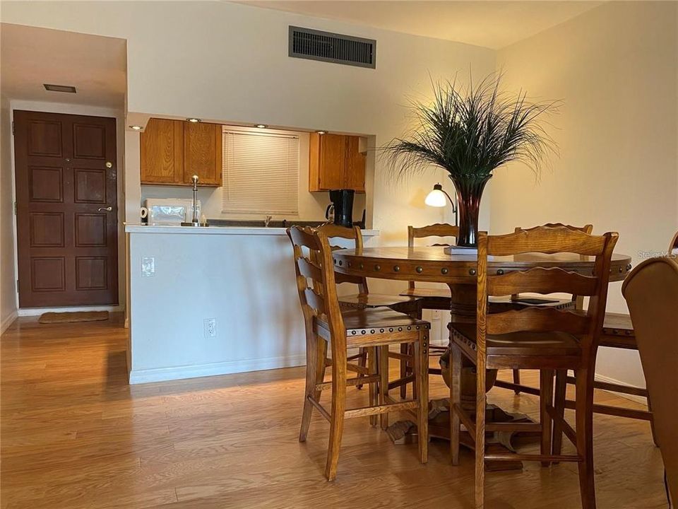 For Sale: $212,000 (1 beds, 1 baths, 720 Square Feet)