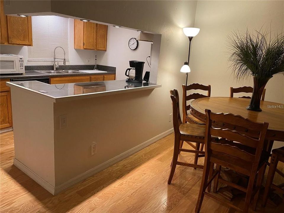 For Sale: $212,000 (1 beds, 1 baths, 720 Square Feet)