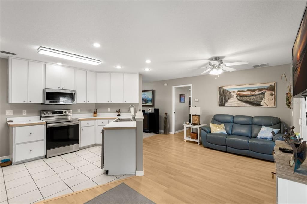 For Sale: $294,900 (2 beds, 2 baths, 1225 Square Feet)