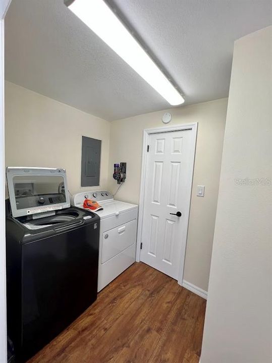 Active With Contract: $2,395 (2 beds, 1 baths, 1061 Square Feet)