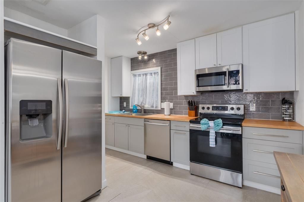Active With Contract: $515,000 (3 beds, 2 baths, 1458 Square Feet)