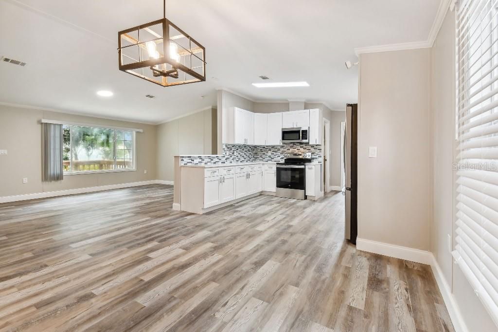 Active With Contract: $299,997 (3 beds, 2 baths, 1404 Square Feet)