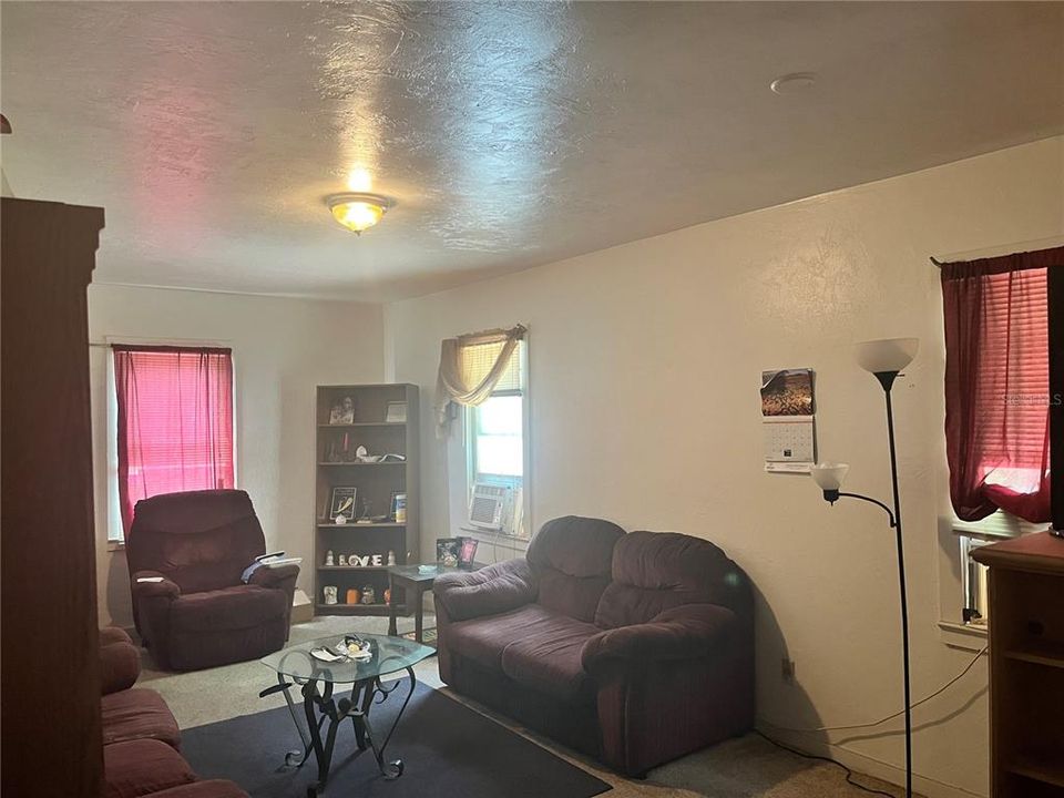 For Sale: $155,000 (2 beds, 1 baths, 732 Square Feet)