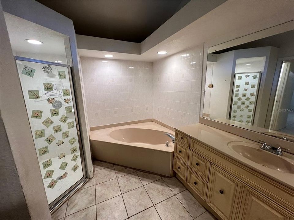 待售: $330,000 (4 贝兹, 2 浴室, 2046 平方英尺)