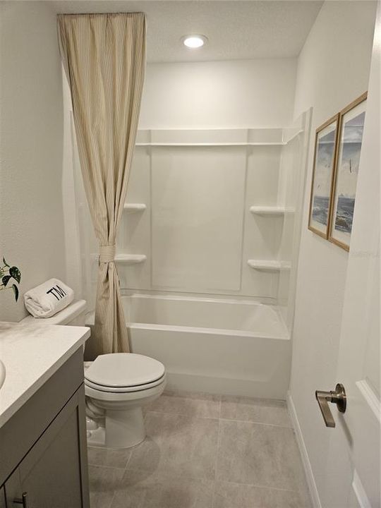 Guest bath tub/shower combo