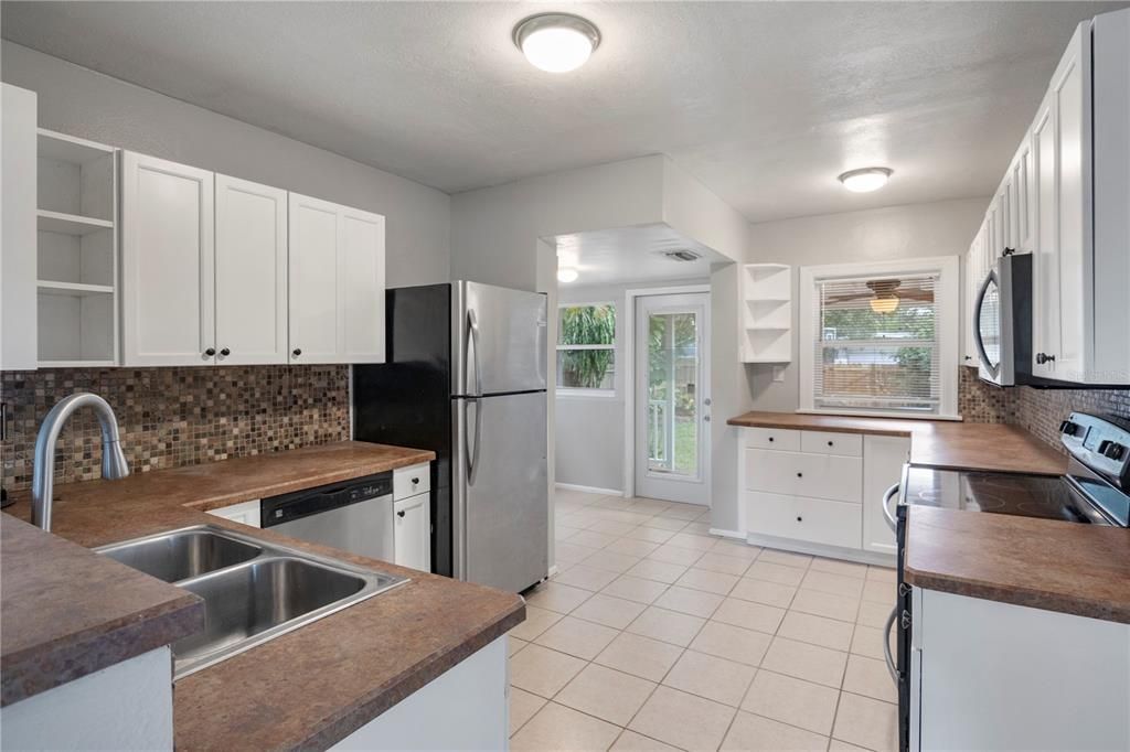 Active With Contract: $345,000 (2 beds, 1 baths, 893 Square Feet)