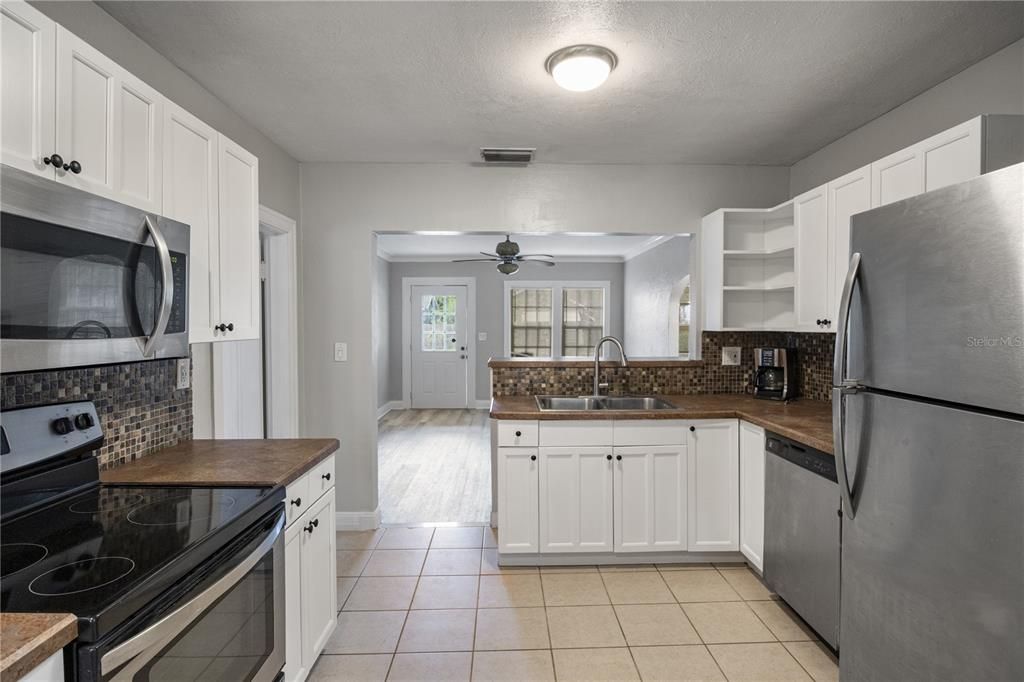 Active With Contract: $345,000 (2 beds, 1 baths, 893 Square Feet)